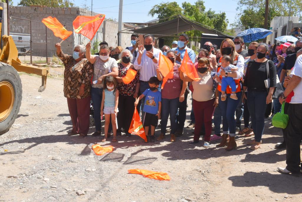 Celebran vecinos del Norte de Hermosillo arranque de pavimentación de la avenida Villa Juárez