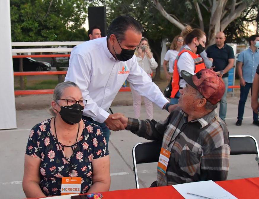 Dialoga Toño Astiazarán con vecinos sobre propuestas para rehabilitar el Parque Nacameri