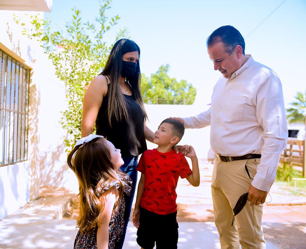 <strong>Entrega Toño Astiazarán casa a primeros beneficiados del programa “Aliados por la Vivienda”</strong>