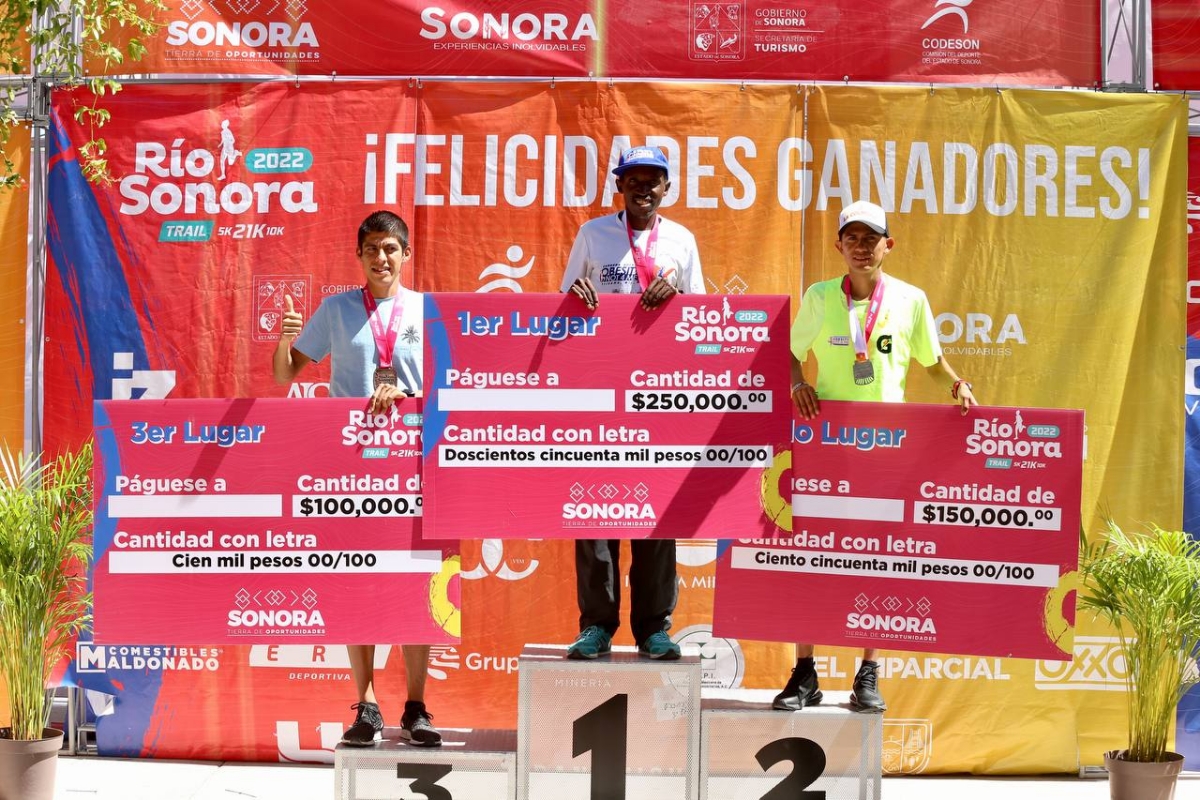 Maratonistas recorren la carrera 21K Trail Río Sonora y ganan grandes premios