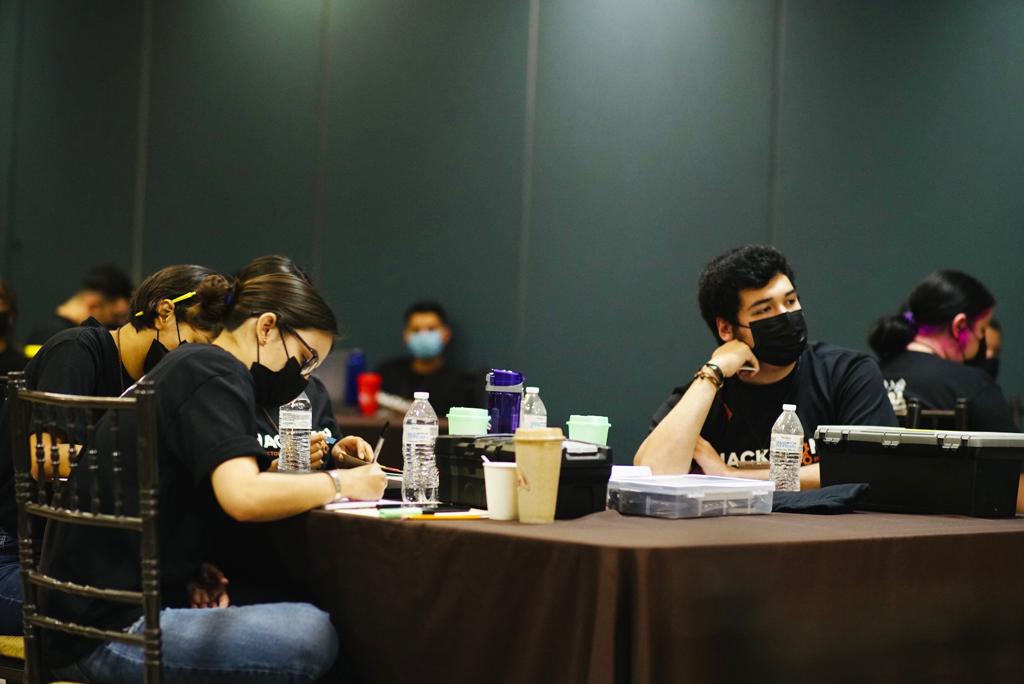 Estudiantes universitarios participaron en el Hackatón 2022 organizado por la SEC