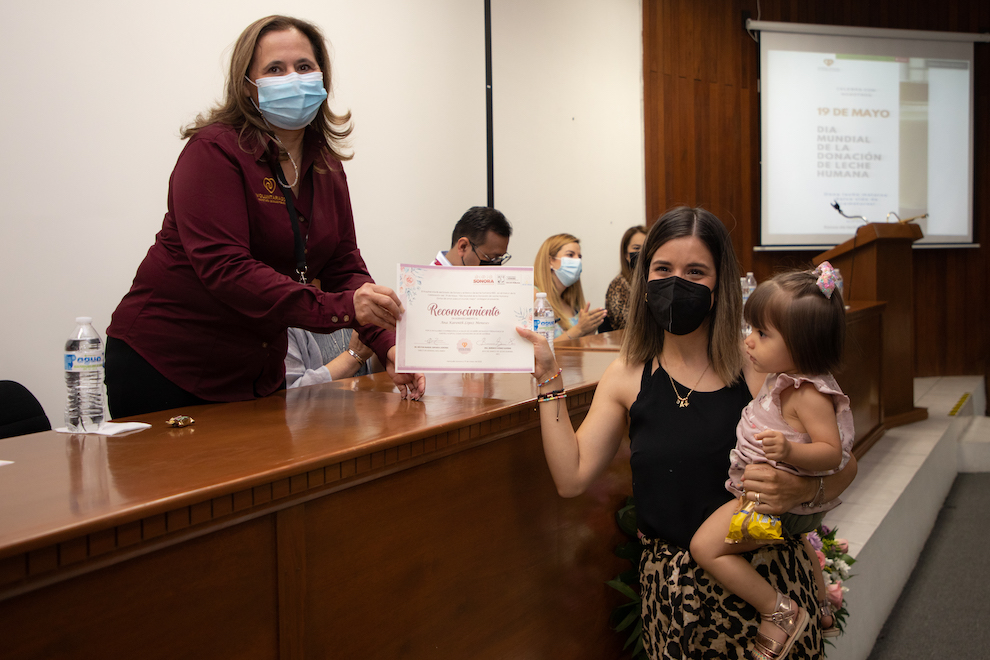 Reconoce Secretaría de Salud a madres donadoras de leche humana
