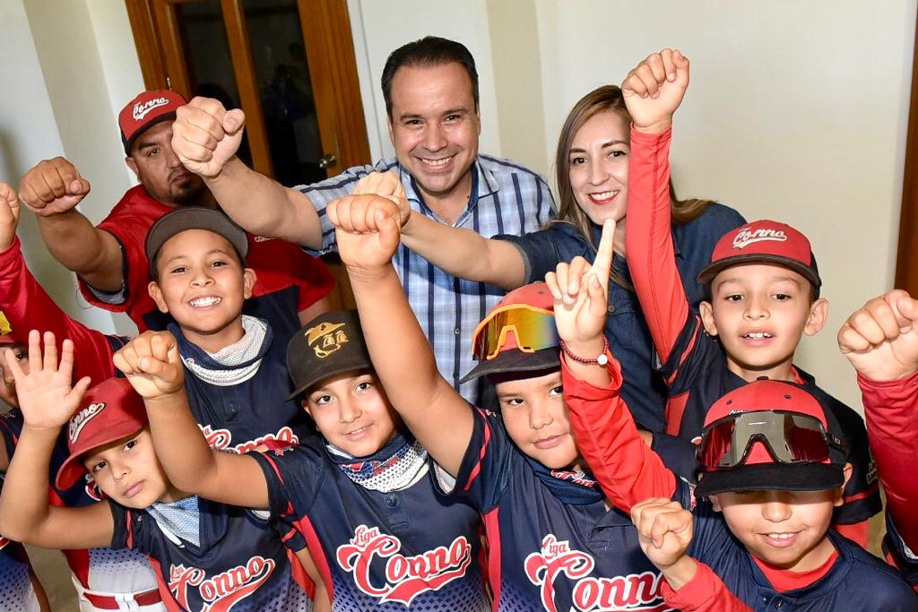 Entrega Toño Astiazarán apoyo a equipo infantil de beisbol