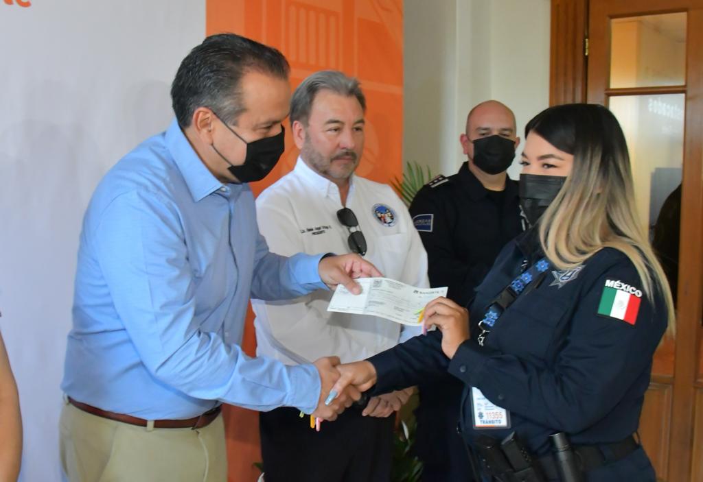 Entrega Toño Astiazarán estímulos económicos a policías municipales Entrega Toño Astiazarán estímulos económicos a policías municipales