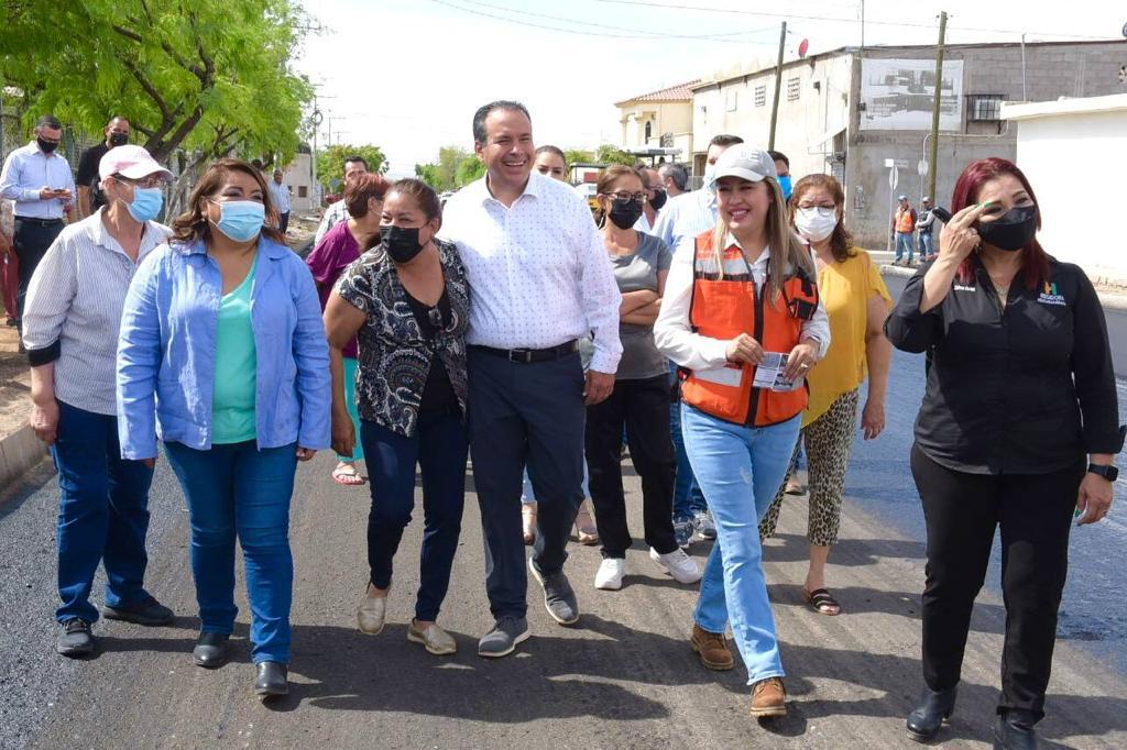 <strong>Supervisan Toño Astiazarán y vecinos la rehabilitación de calle Arizona</strong>
