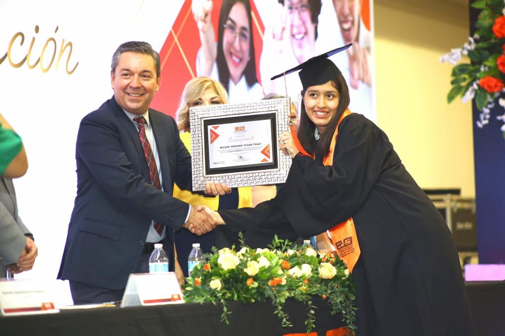 Jóvenes que egresan de preparatoria cuentan con mayores oportunidades para continuar sus estudios: Aarón Grageda
