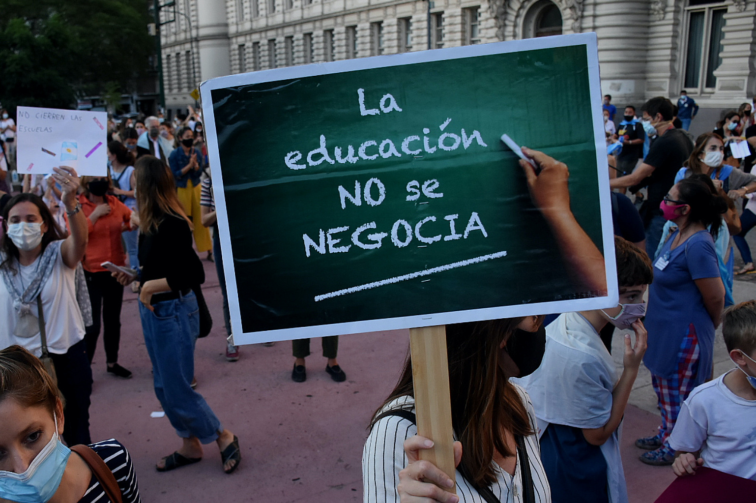 Docentes pelean y arrastran a padres a sus líos ¿cuándo denunciarán abusos sexuales?