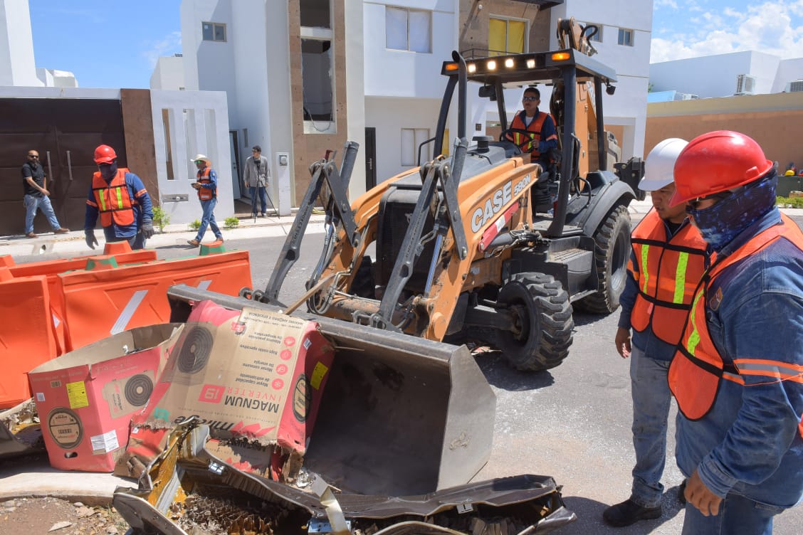 Inicia demolición de vivienda dañada por explosión en Rivello Residencial