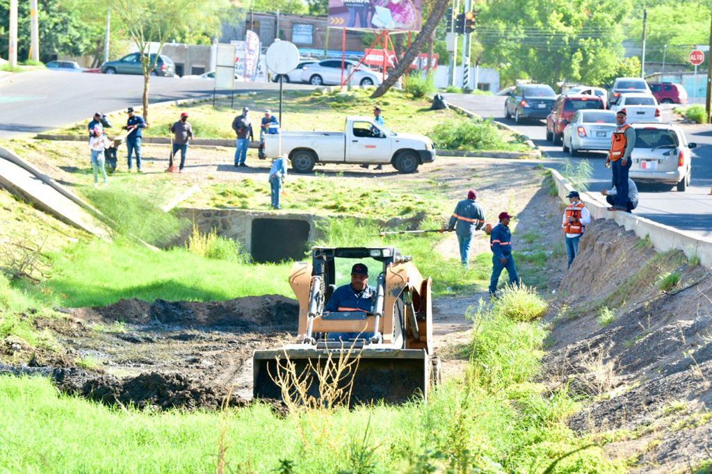 Supervisa Toño Astiazarán limpieza del canal pluvial Villas del Pitic