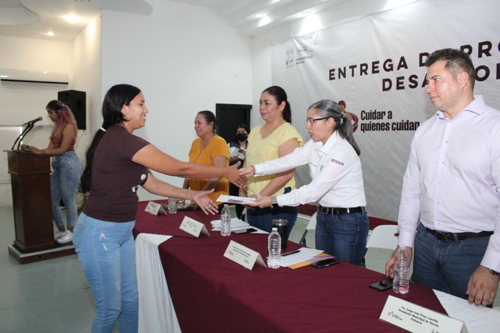 Sedesson entrega tarjetas en Puerto Peñasco y Pitiquito