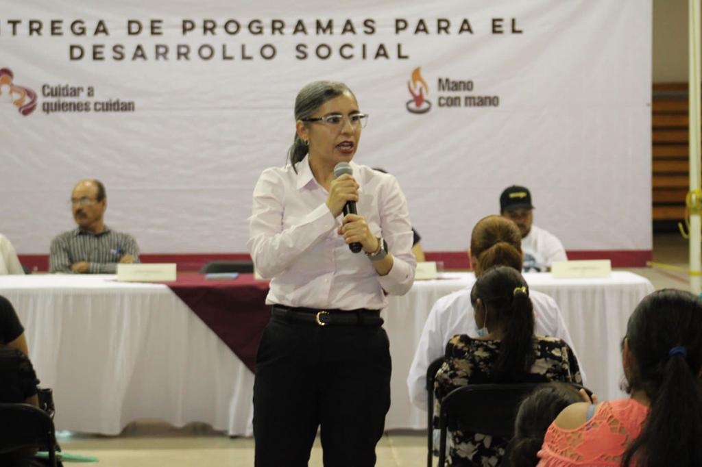 Sedesson hace entrega de tarjetas bancarias para programas sociales en Álamos