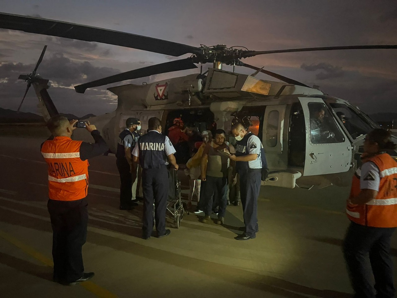 Rescatan con éxito a familia atrapada en vehículo en Empalme