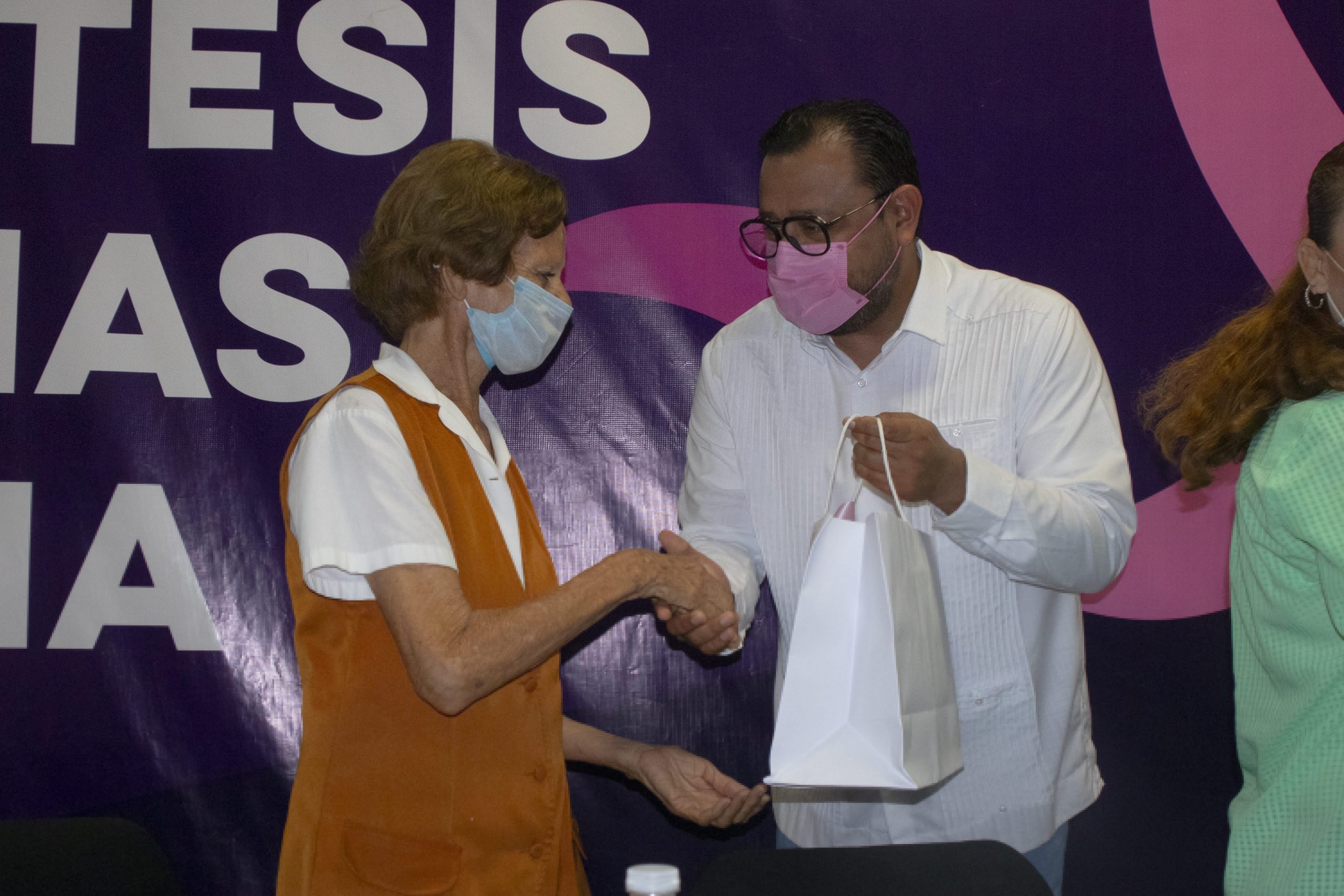 Secretaría de Salud entrega prótesis externas de mama