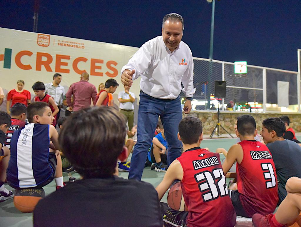 <strong>Anuncia Toño Astiazarán rehabilitación de canchas deportivas</strong>