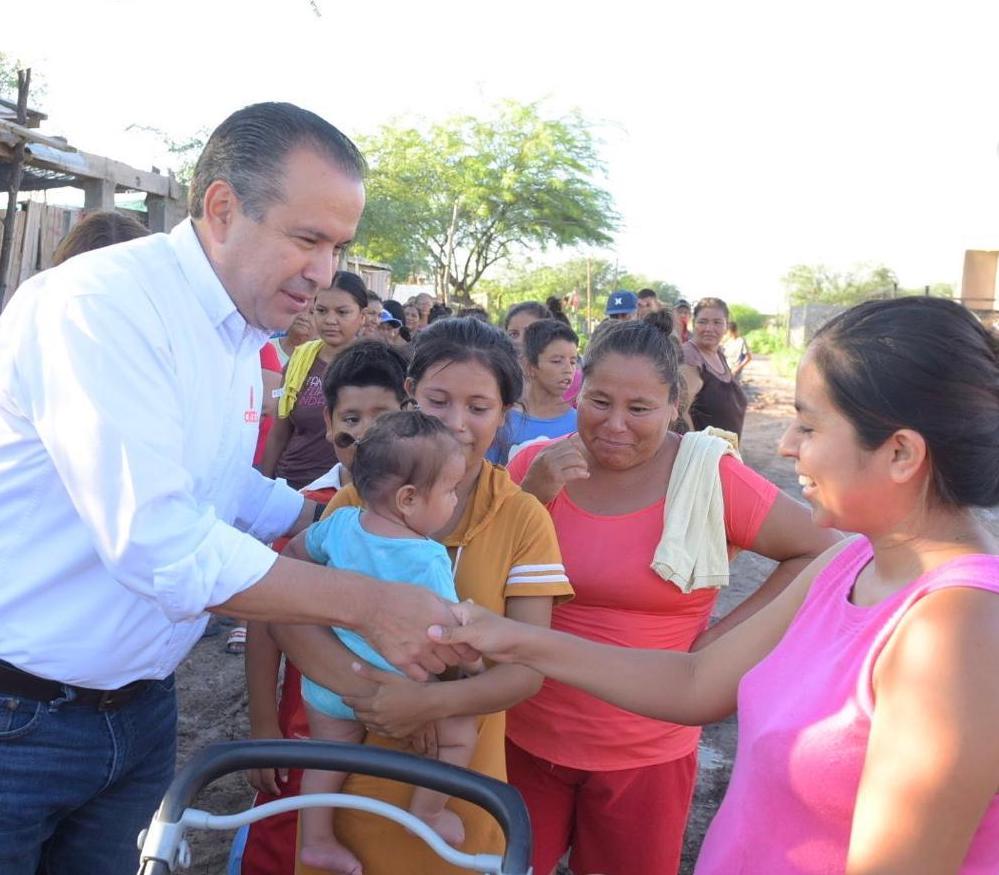 <strong>En zona afectada por lluvias del poblado Miguel Alemán dispone Toño Astiazarán ayuda a residentes</strong>
