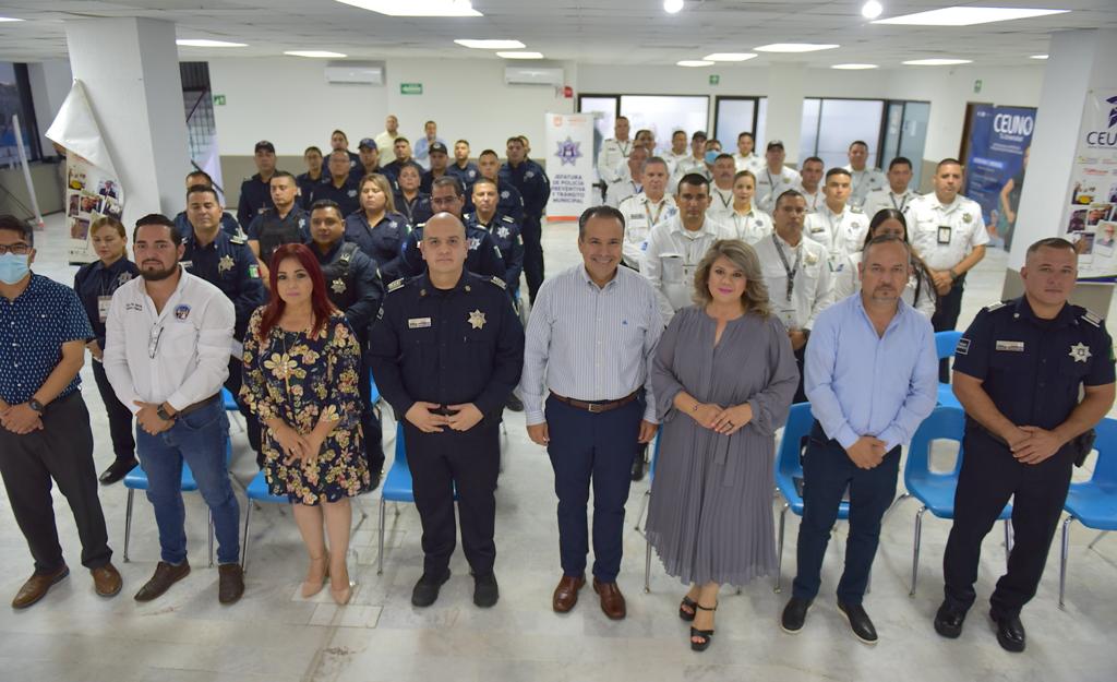 <strong>Entrega Toño Astiazarán incentivos por buen desempeño a policías municipales</strong>