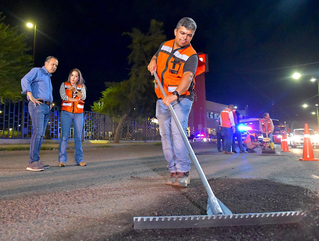 También en la noche se trabaja en Programa Urgente de Bacheo: Toño Astiazarán