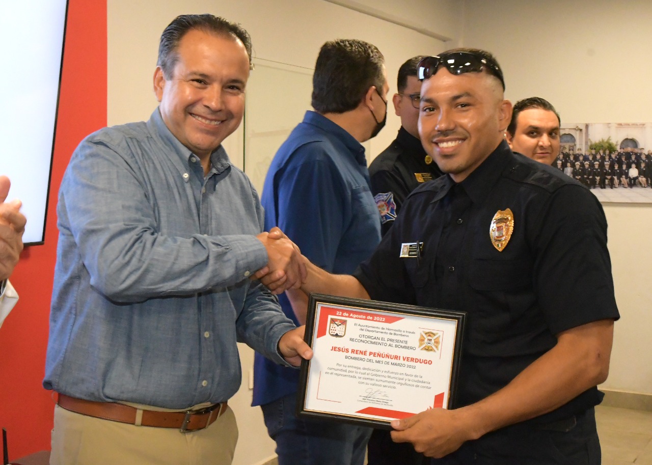 <strong>Reconoce Toño Astiazarán a bomberos en su día</strong>