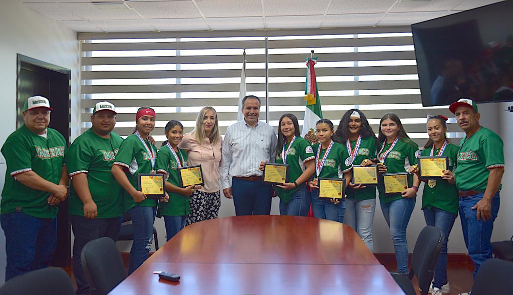Reconoce Toño Astiazarán a campeonas en mundial de softbol Reconoce Toño Astiazarán a campeonas en mundial de softbol