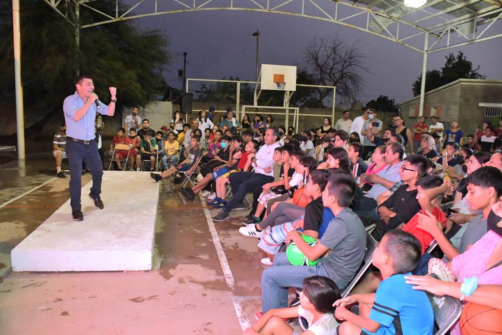 <strong>Conviven Toño Astiazarán y Jorge “El Travieso” Arce con niñas y niños en la colonia Solidaridad</strong>
