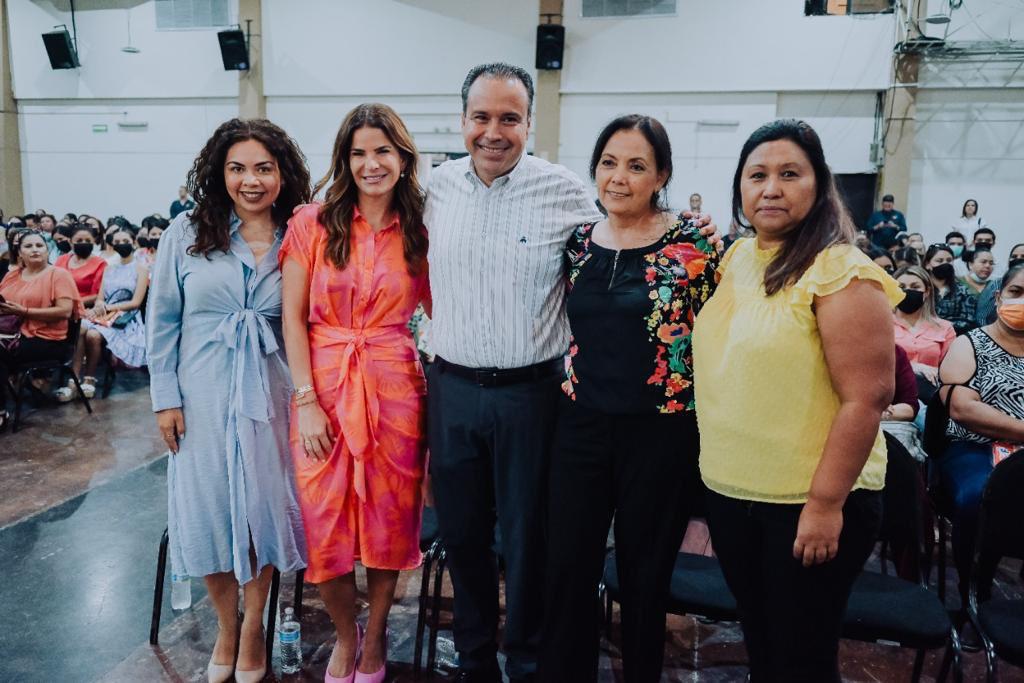 <strong>Inician Toño Astiazarán y su esposa Patty Ruibal entrega de Desayunos Escolares</strong>