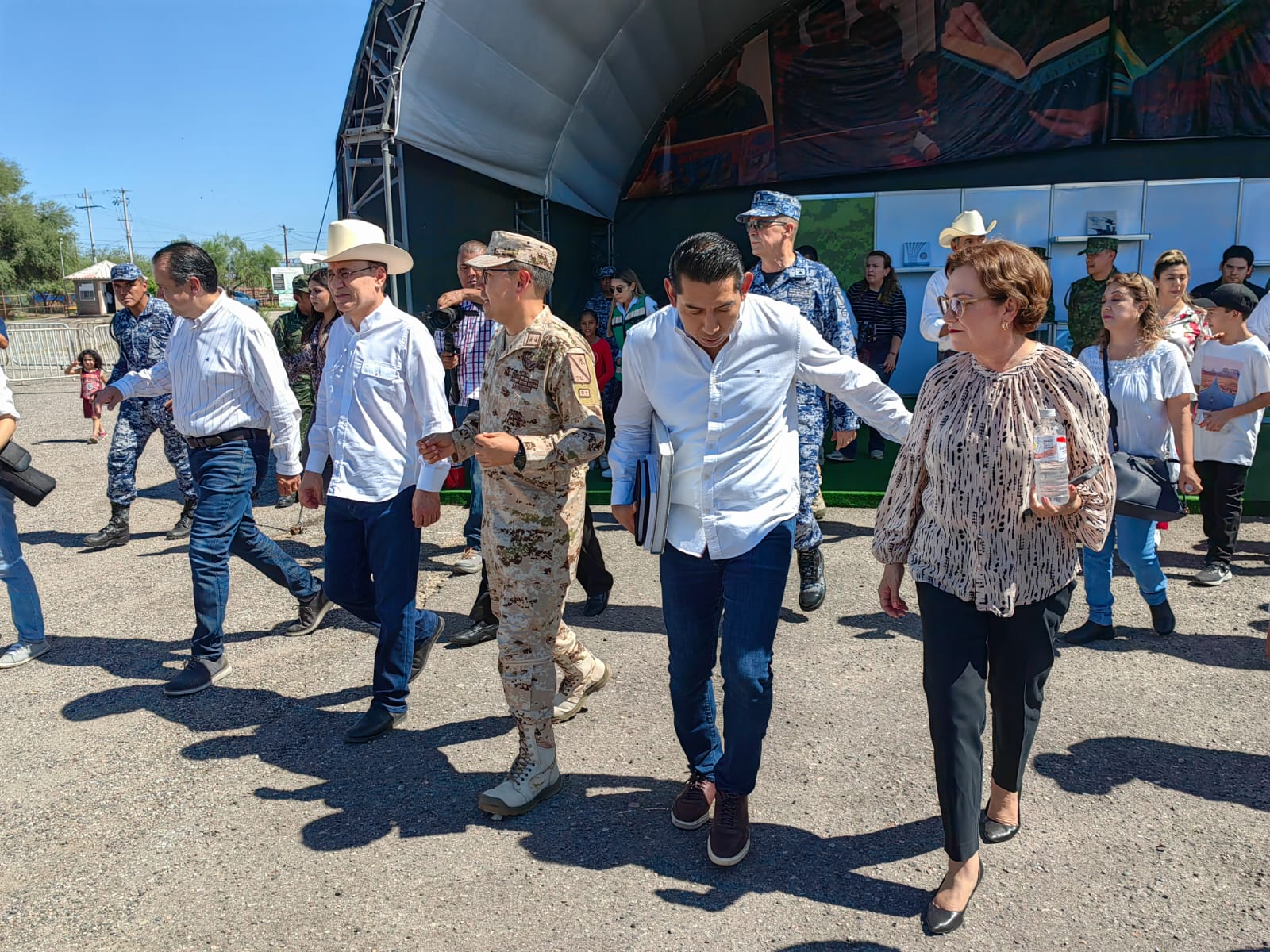 Convive la Policía Estatal con familias hermosillenses en exposición militar Convive la Policía Estatal con familias hermosillenses en exposición militar