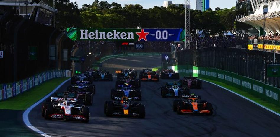 George Russell se impone en la carrera sprint y ‘Checo’ Pérez es quinto