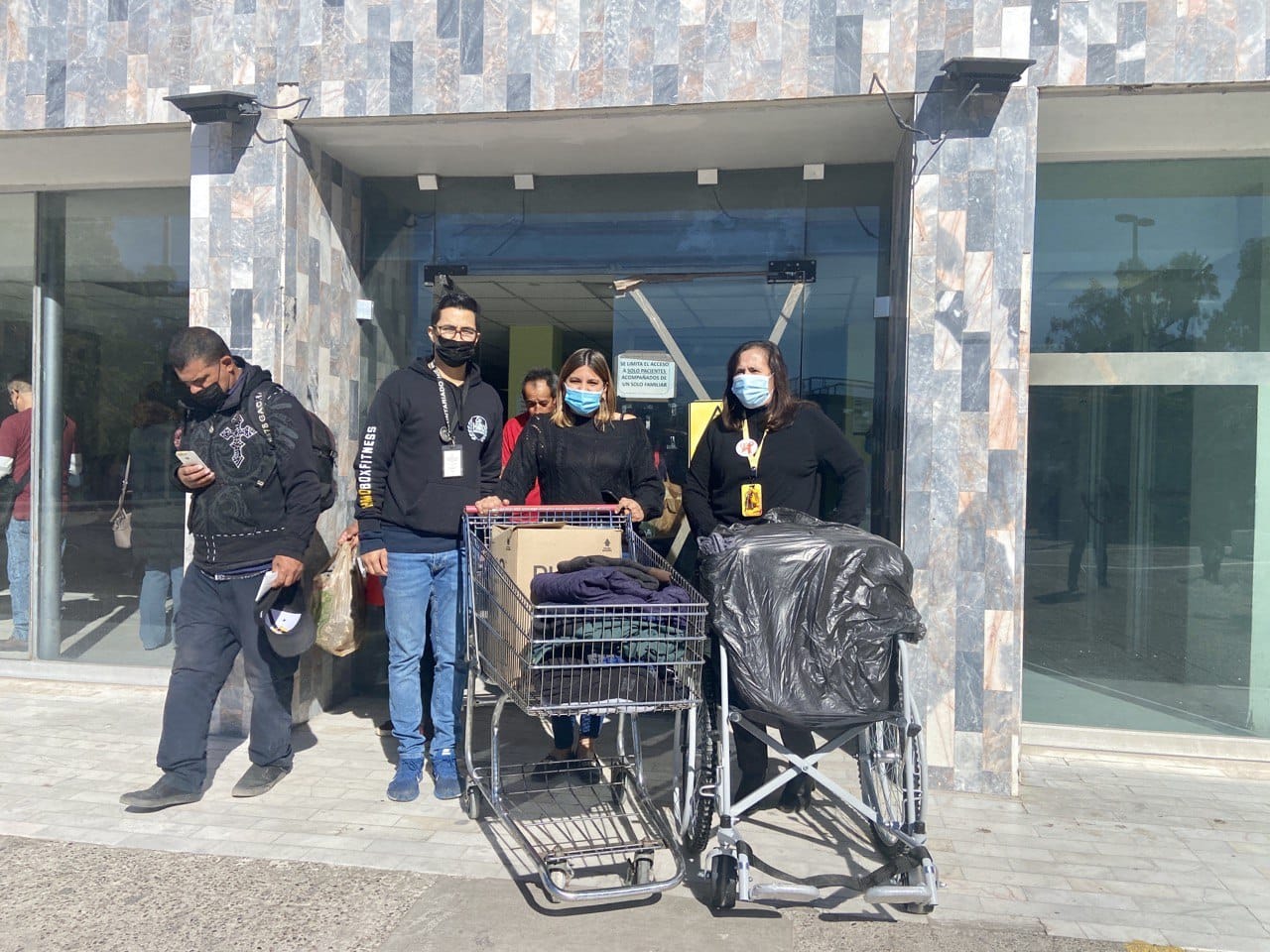 Entrega Voluntariado de Salud Sonora ropa y cobijas en el Hospital General del Estado Entrega Voluntariado de Salud Sonora ropa y cobijas en el Hospital General del Estado