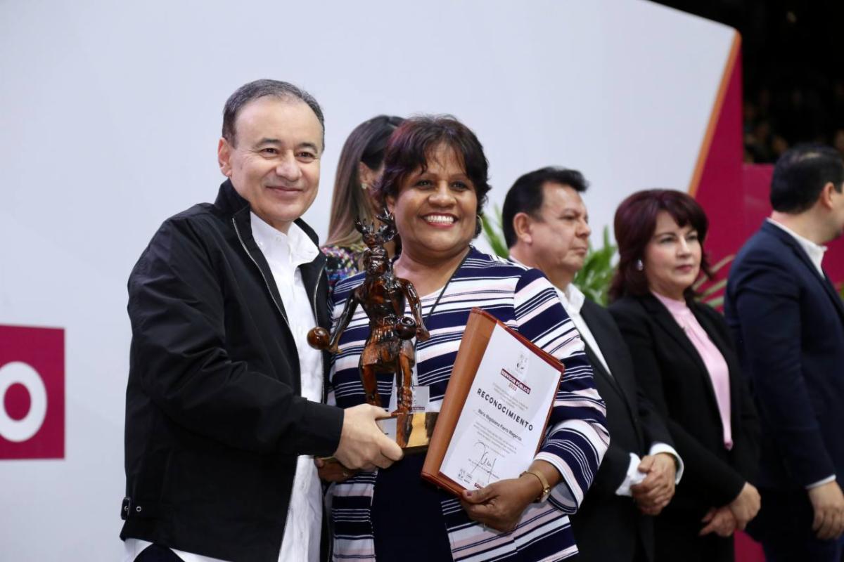 Conmemora gobernador Alfonso Durazo Día del Servidor Público