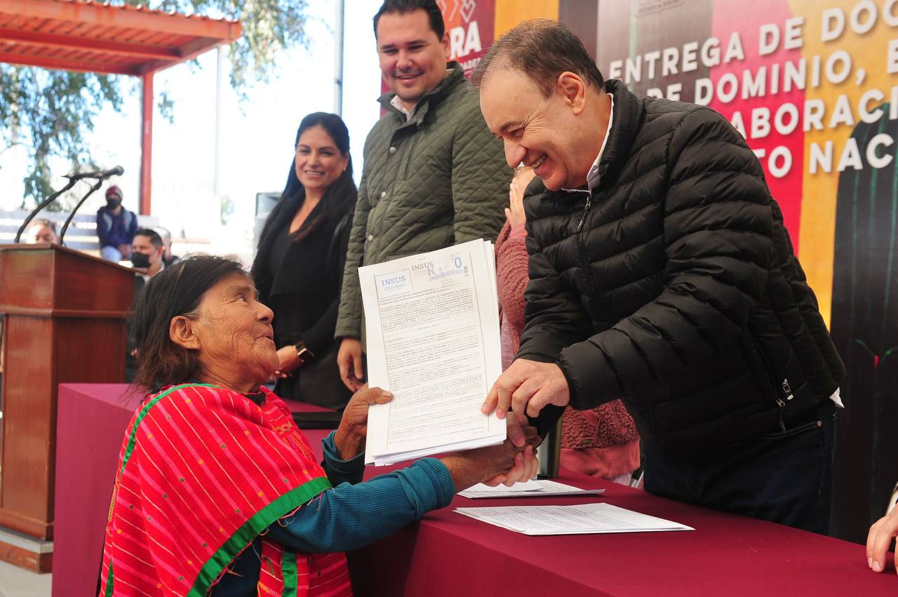 Entrega gobernador Alfonso Durazo 590 escrituras en el Poblado Miguel Alemán