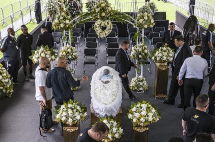 Pelé es despedido por aficionados en ceremonia fúnebre que durará 24 hrs Pelé es despedido por aficionados en ceremonia fúnebre que durará 24 hrs
