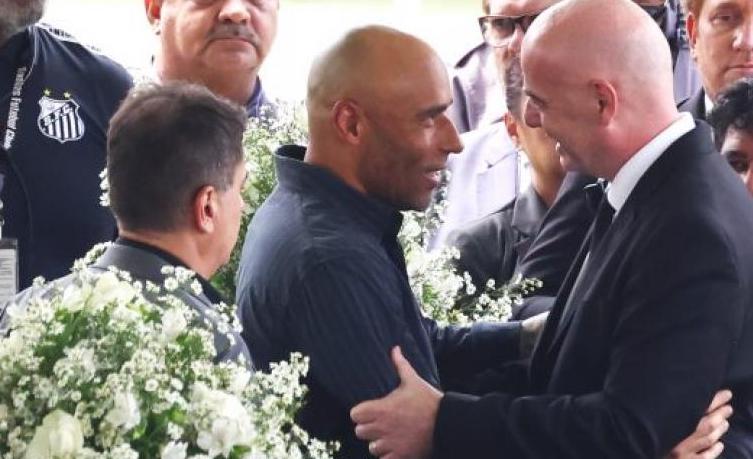 Infantino sugiere que cada federación tenga un estadio con el nombre de Pelé Infantino sugiere que cada federación tenga un estadio con el nombre de Pelé