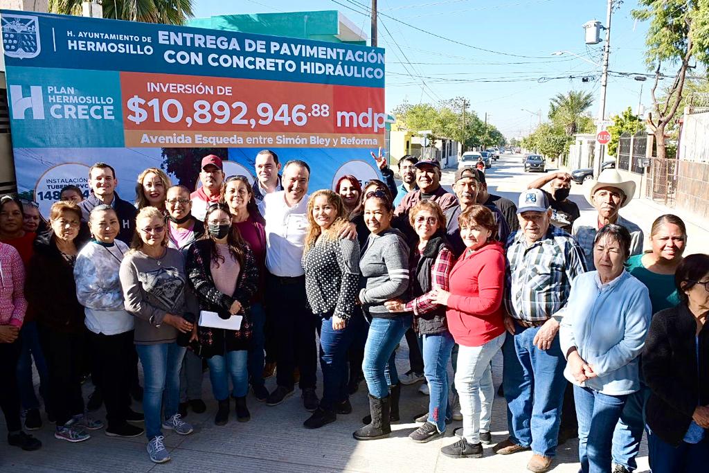 Entrega Toño Astiazarán la avenida Esqueda pavimentada con concreto