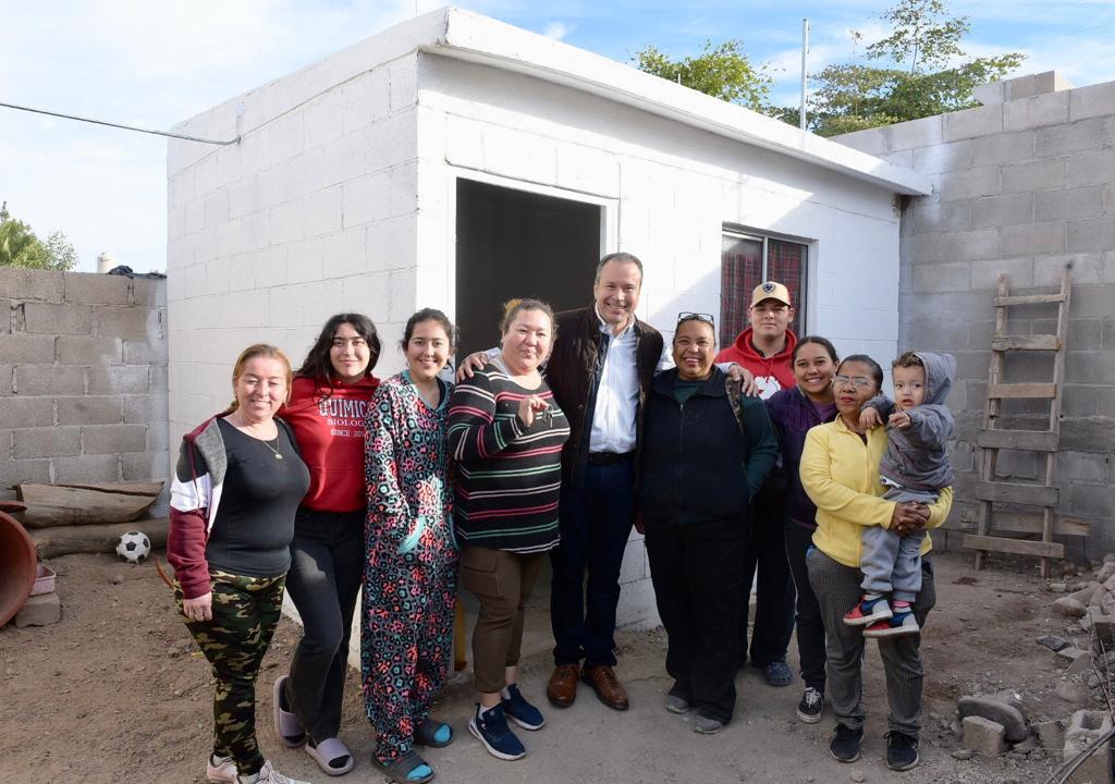 Visita Toño Astiazarán a familia beneficiada con nuevo cuarto adicional