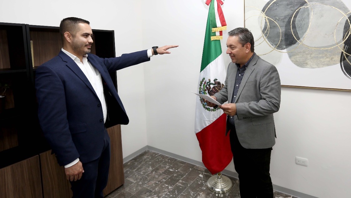 Toma protesta secretario Aarón Grageda a nuevo director general del Instituto de Becas