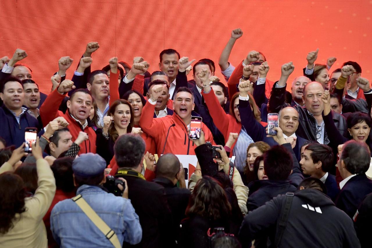 Con “Va por México” impediremos que México se siga cayendo a pedazos: Alejandro Moreno Con “Va por México” impediremos que México se siga cayendo a pedazos: Alejandro Moreno