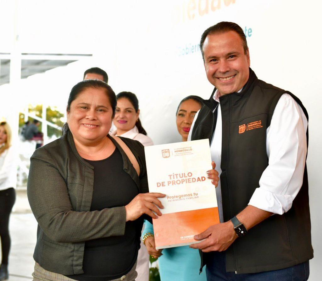Entrega Toño Astiazarán títulos de propiedad a 74 familias Entrega Toño Astiazarán títulos de propiedad a 74 familias
