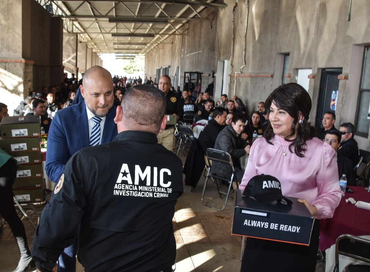 Fiscal General Claudia Indira Contreras Córdova entrega ascensos, reconocimientos, estímulos y uniformes a elementos AMIC en el marco del día del policía Fiscal General Claudia Indira Contreras Córdova entrega ascensos, reconocimientos, estímulos y uniformes a elementos AMIC en el marco del día del policía