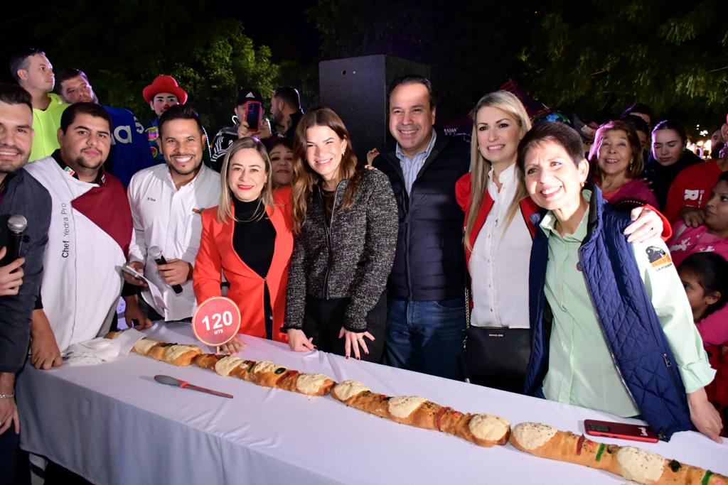 Toño Astiazarán y Patty Ruibal conviven con hermosillenses en tradicional Rosca de Reyes
