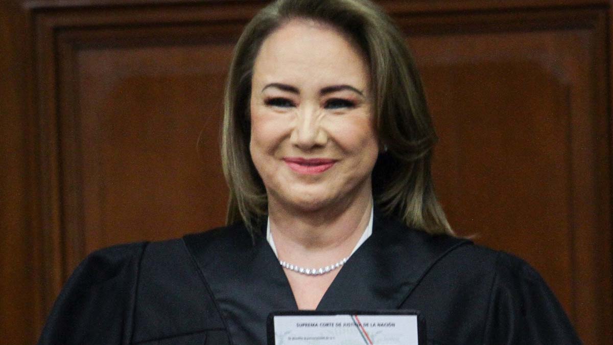 Investigadores de la UNAM exigen revocar el titulo universitario a Yasmín Esquivel