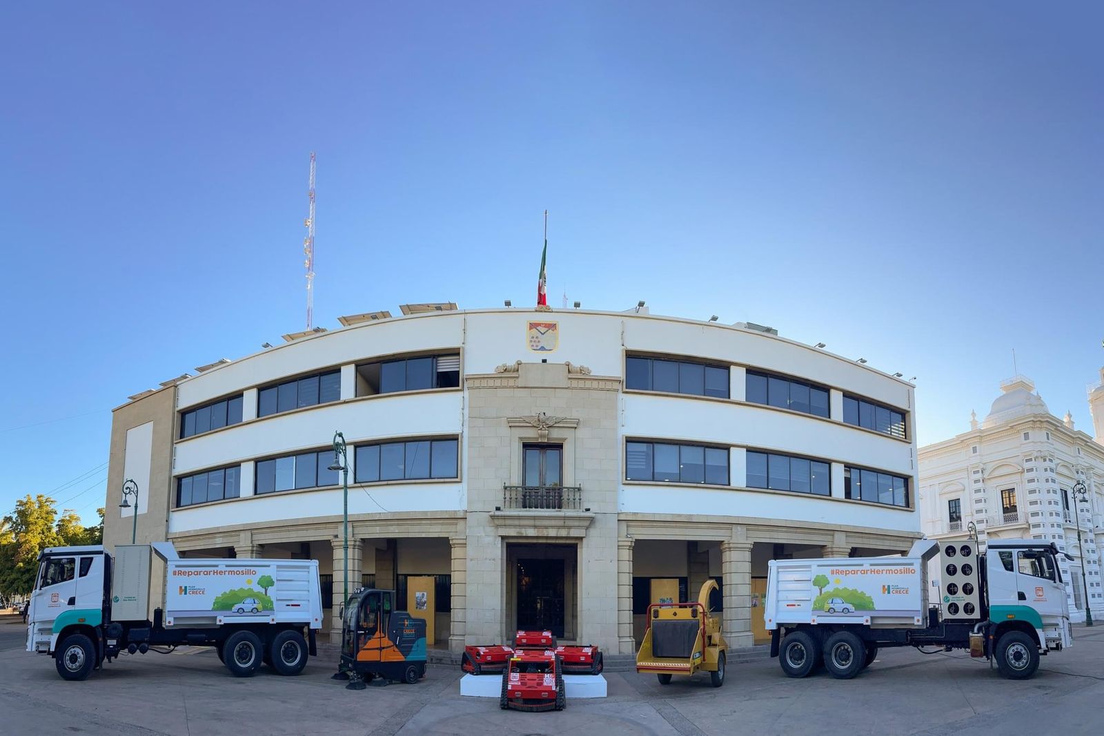Entrega Toño Astiazarán equipo para mantenimiento y limpieza de calles y parques