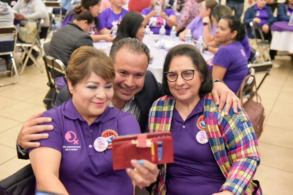 Reconoce Toño Astiazarán a mujeres trabajadoras