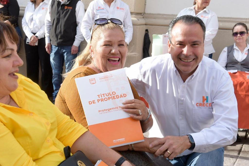 Entrega Toño Astiazarán títulos de propiedad a familias de 25 colonias