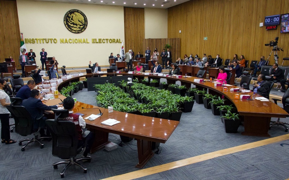Ministro de la SCJN suspende de manera indefinida Plan B electoral de AMLO