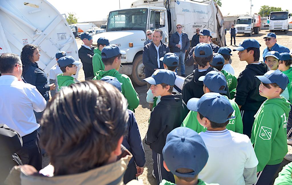 Muestra Toño Astiazarán instalaciones de Servicios Públicos a estudiantes