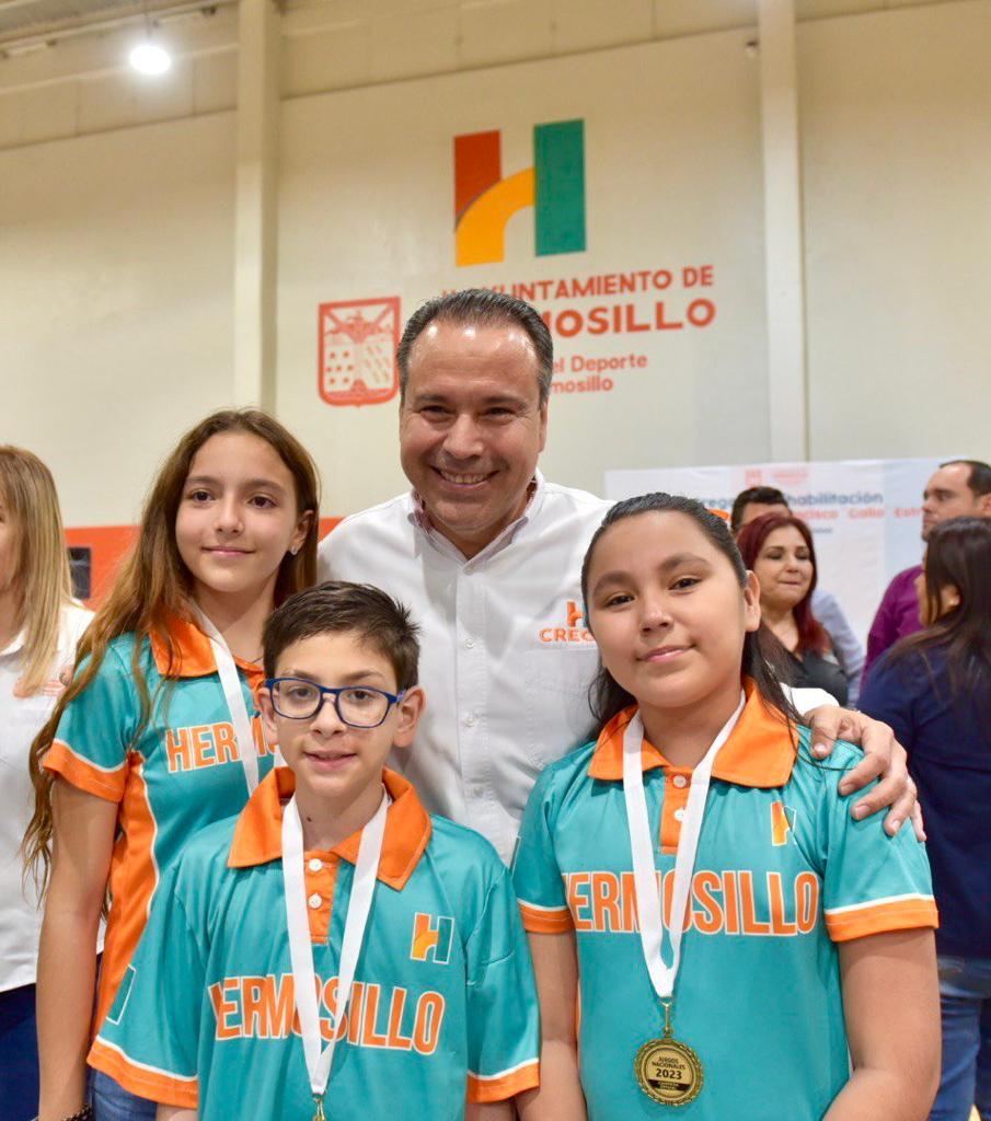 Rehabilita Toño Astiazarán la Unidad Deportiva “Gallo” Estrada, la segunda con duela de basquetbol