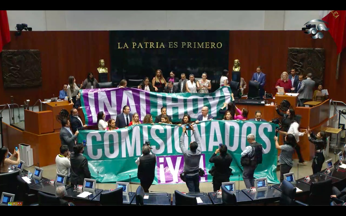Se arma zafarrancho tras asfixia de Morena al INAI