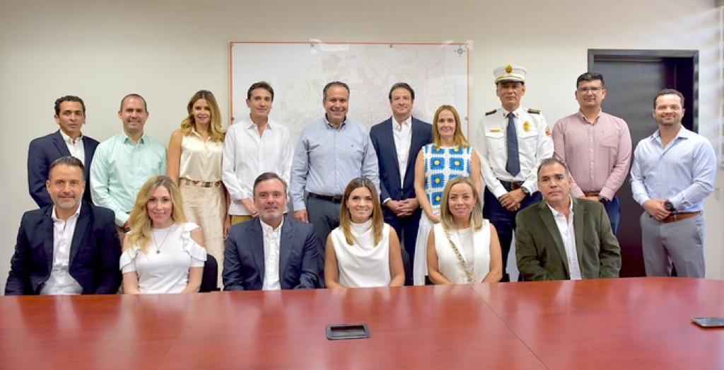 Toma protesta Toño Astiazarán a integrantes del Patronato de Bomberos