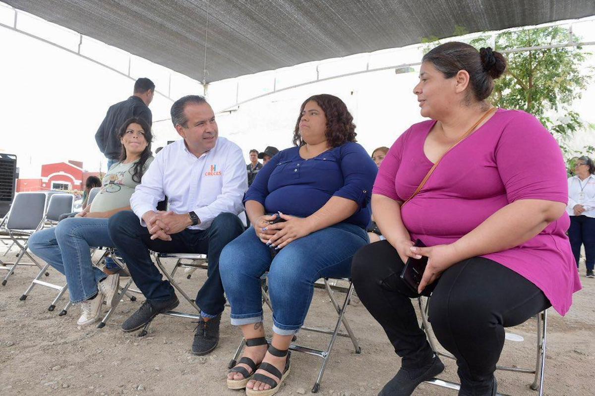 Beneficia Toño Astiazarán a 3 familias con vivienda