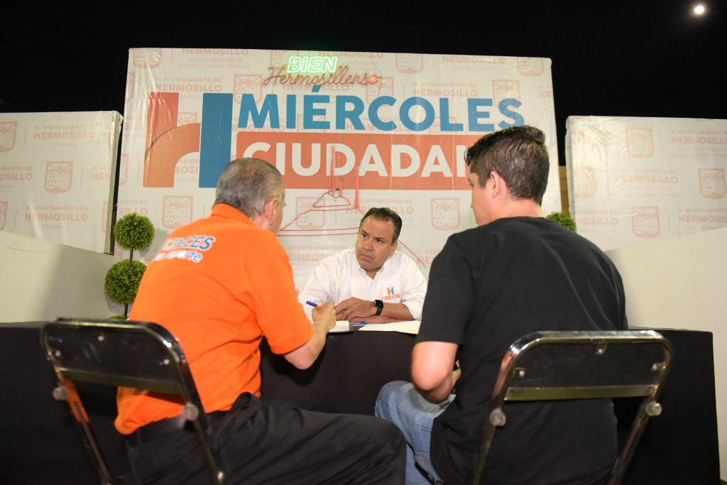 Acerca Toño Astiazarán servicios del Ayuntamiento a la colonia Las Lomas